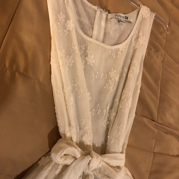 Beautiful white net pattern dress. - Picture 3 of 3